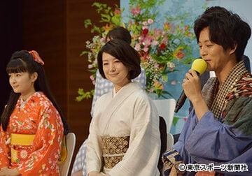 新キャスト発表会見に登場した鈴木京香（中）