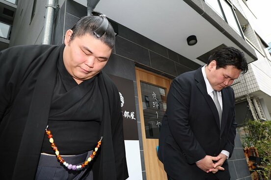 部屋に戻り頭を下げる伯乃富士（左）と伊勢ヶ浜親方