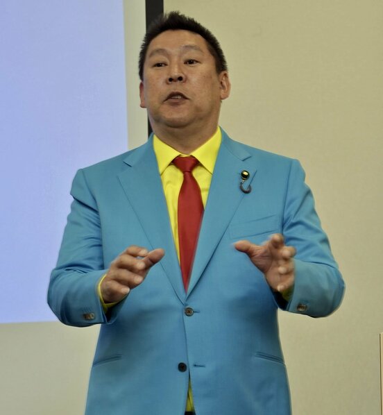 新調したスーツを着た立花孝志党首(東スポWeb)