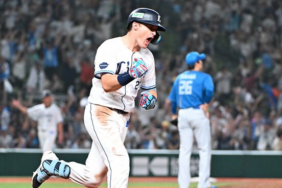自身初のサヨナラ本塁打に歓喜する西武・ネビン