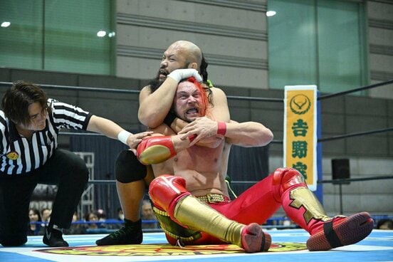 ゼインを絞め上げるオーカーン