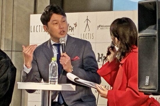 トークショーで「腸」の大切さを力説した広島・新井監督(左)