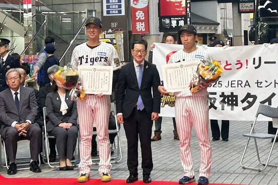 高知市内での優勝パレードで表彰された阪神・藤川監督(左)と石井大智(右)。中央は高知県の浜田知事