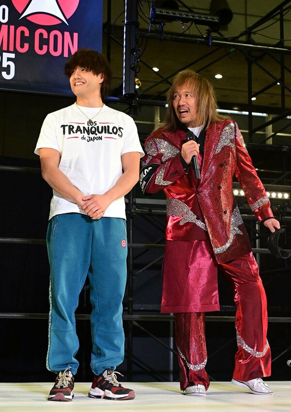 内藤(右)とともに登場した新弟子のRYUSEI