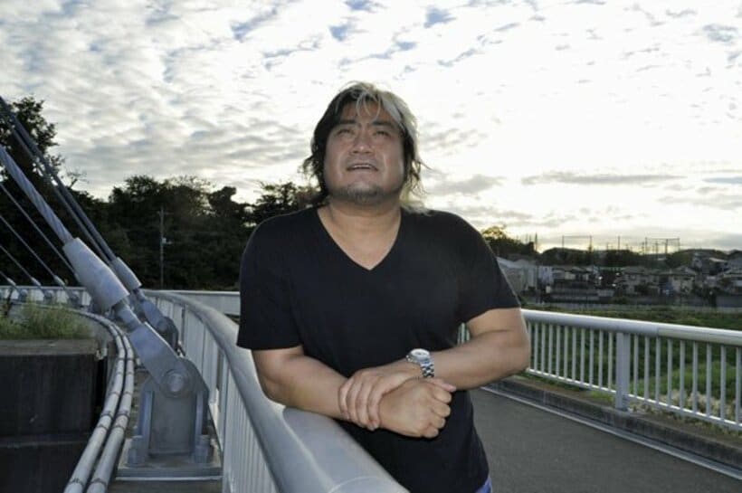  諏訪魔は遠くを見つめたまま目を潤ませた