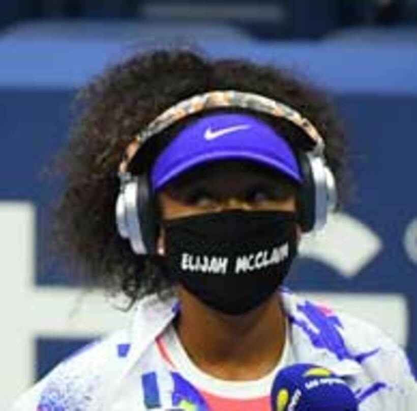 新たなマスクで試合前インタビューを受けた大坂(ロイター＝USA TODAY)
