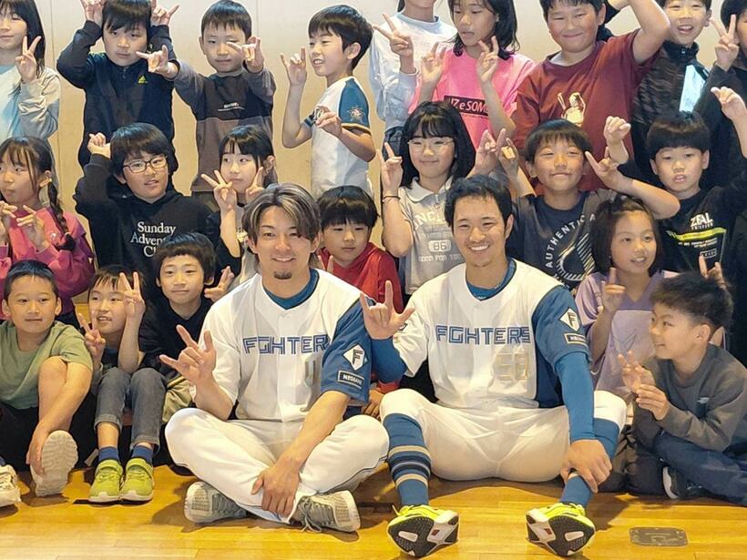 小学生と記念撮影する水野（左）と奈良間