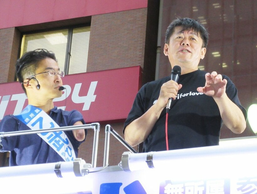  乙武氏(左)の応援に駆け付けた堀江貴文氏（東スポWeb）