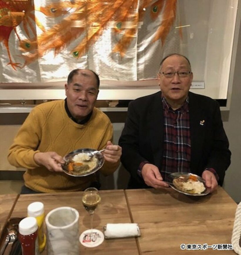  渕（右）と和田名誉レフェリーは馬場さんのガウンの前で「元子さんのコンソメビーフシチュー」に舌鼓を打った