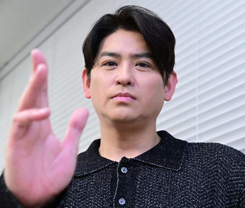 変身ポーズをとる賀集利樹