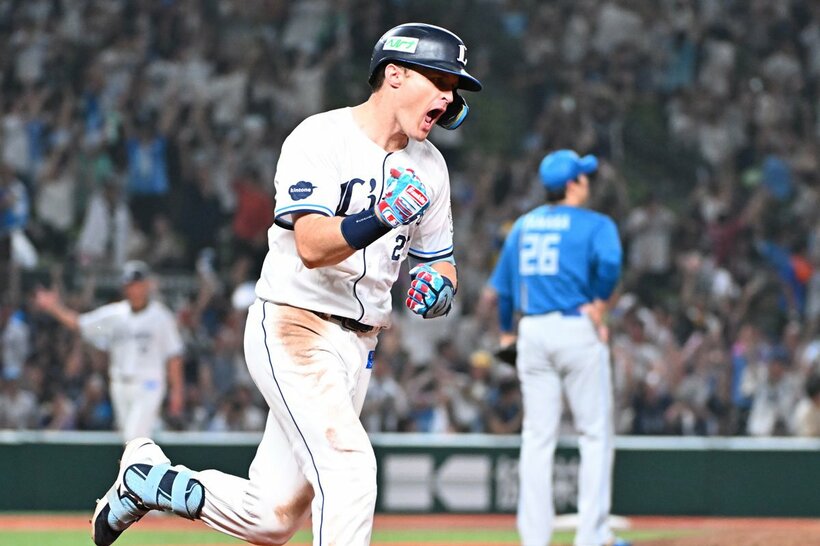 自身初のサヨナラ本塁打に歓喜する西武・ネビン