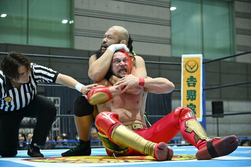 ゼインを絞め上げるオーカーン