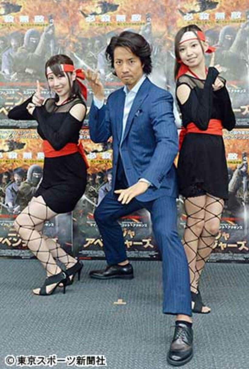 左から吉田早希、ケイン・コスギ、川井優沙