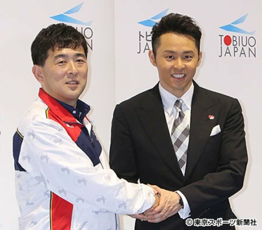 平井コーチ（左）と握手する北島