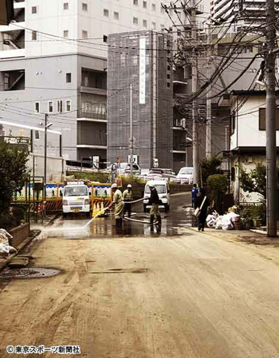  武蔵小杉駅周辺では、道路にたまった泥を除去する作業に追われていた