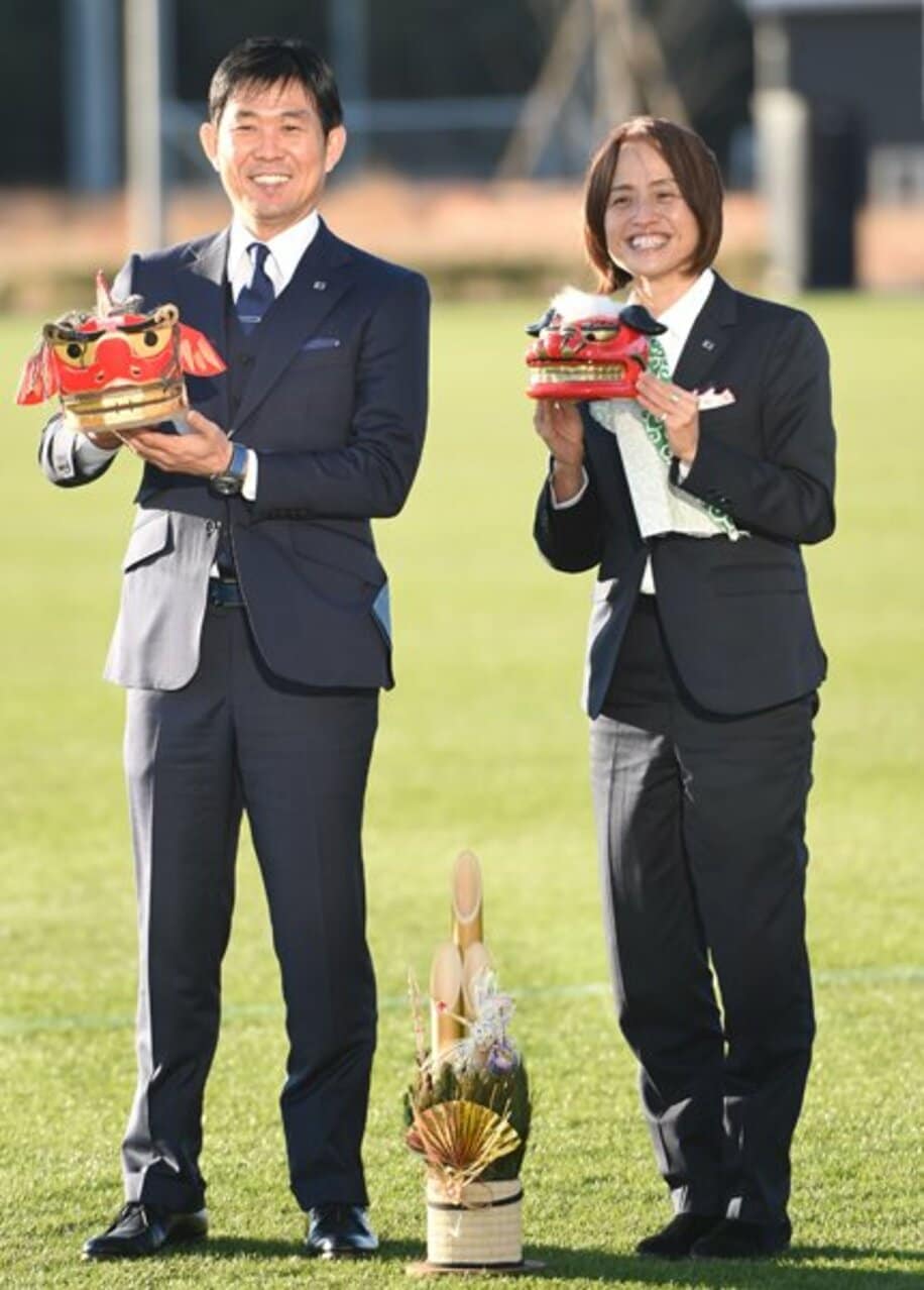 サッカー日本代表・森保一監督（左）となでしこジャパン・高倉麻子監督