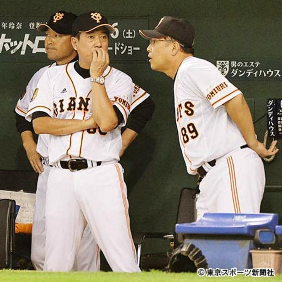 試合中に村田打撃コーチ（右）と話す原監督。左奥は川相ヘッド