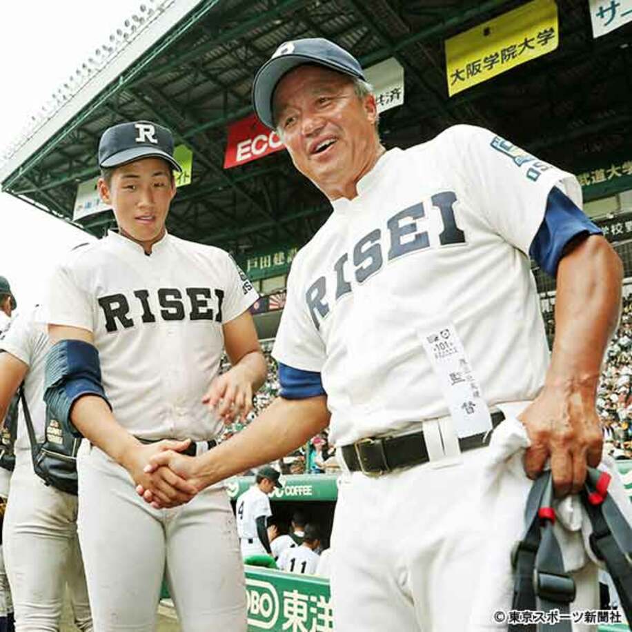  １失点完投の岩崎（左）と握手する岡田監督