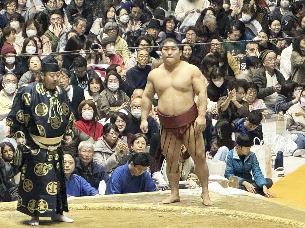 巡業でも岩のような肉体で注目されている朝紅龍