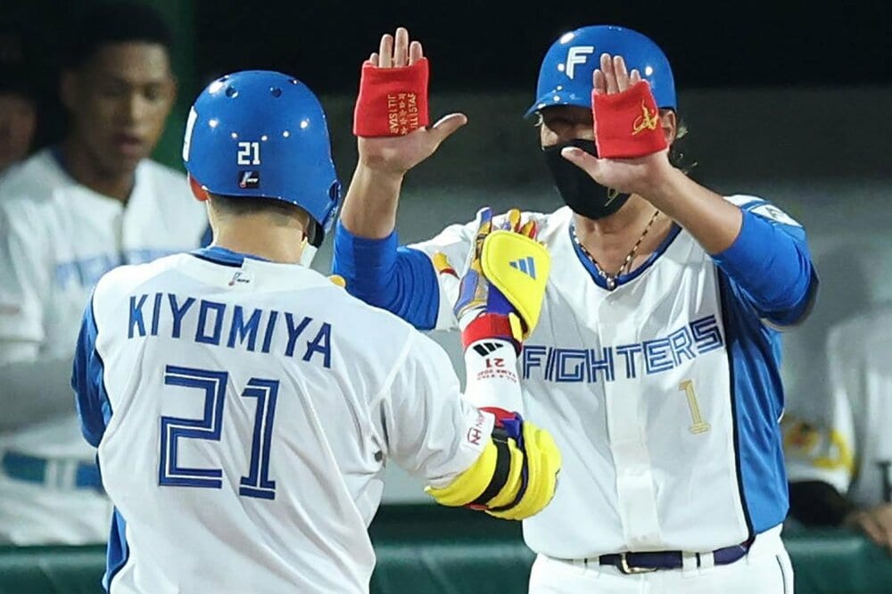 オールスター第2戦で犠飛を放った清宮を祝福する全パの新庄コーチ