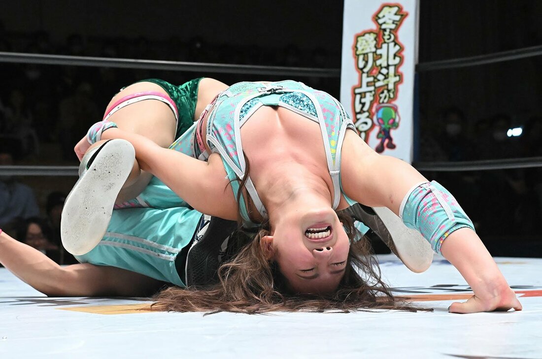 飯田沙耶(奥)から天橋立で３カウントを奪った天咲光由