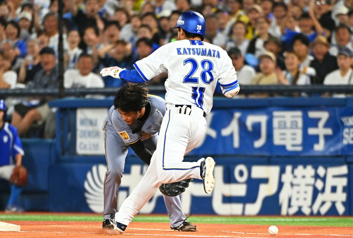 4回二死満塁で打球をファンブルし、DeNAの打者・勝又温史(右)と交錯した阪神・高橋遥人