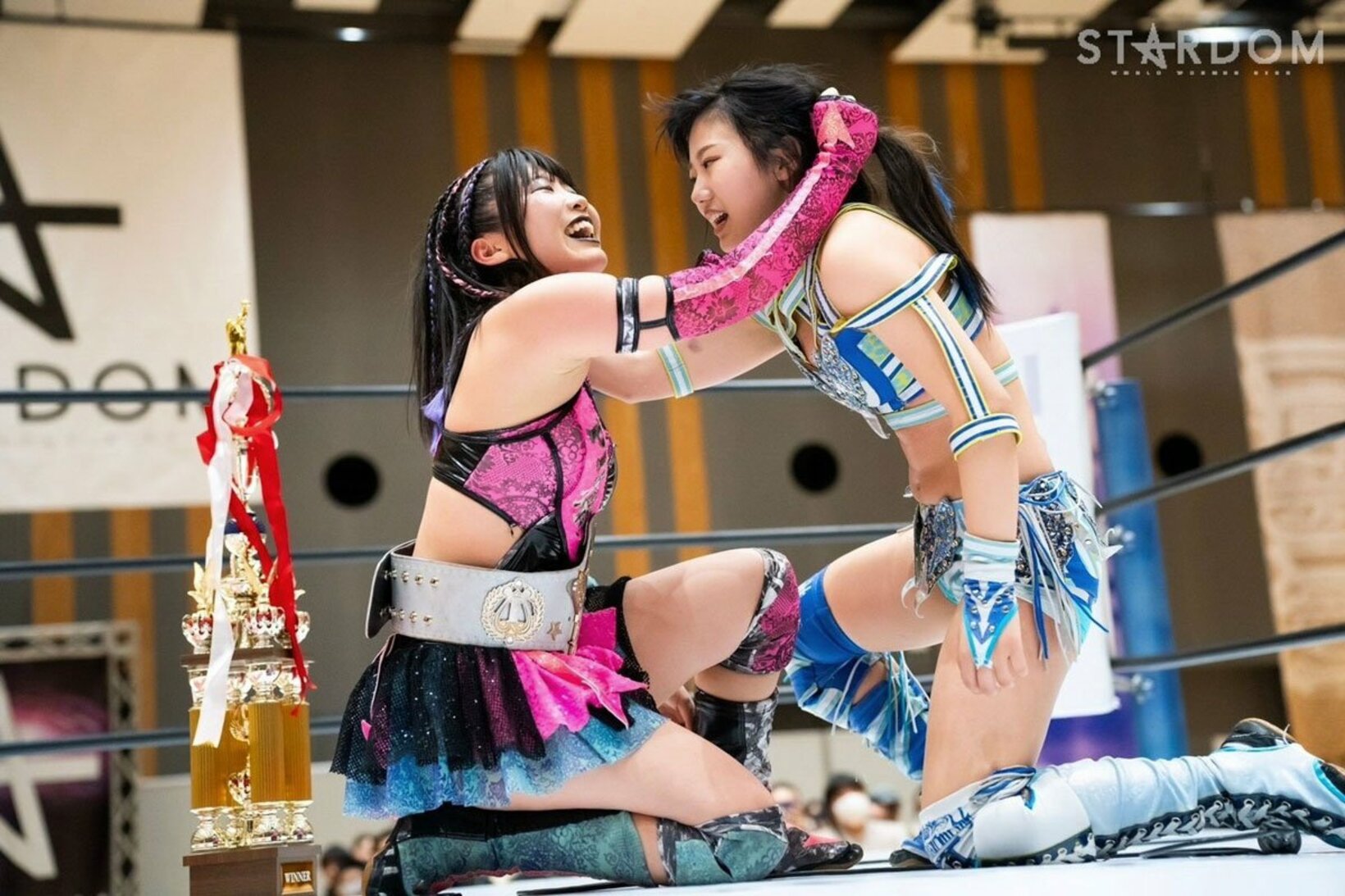 天咲光由(右)の健闘をたたえた吏南（©STARDOM）