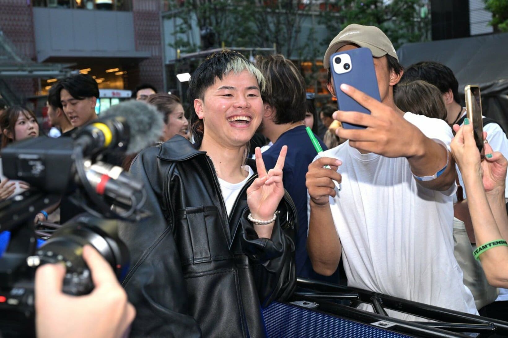 ファンと写真撮影をする那須川天心