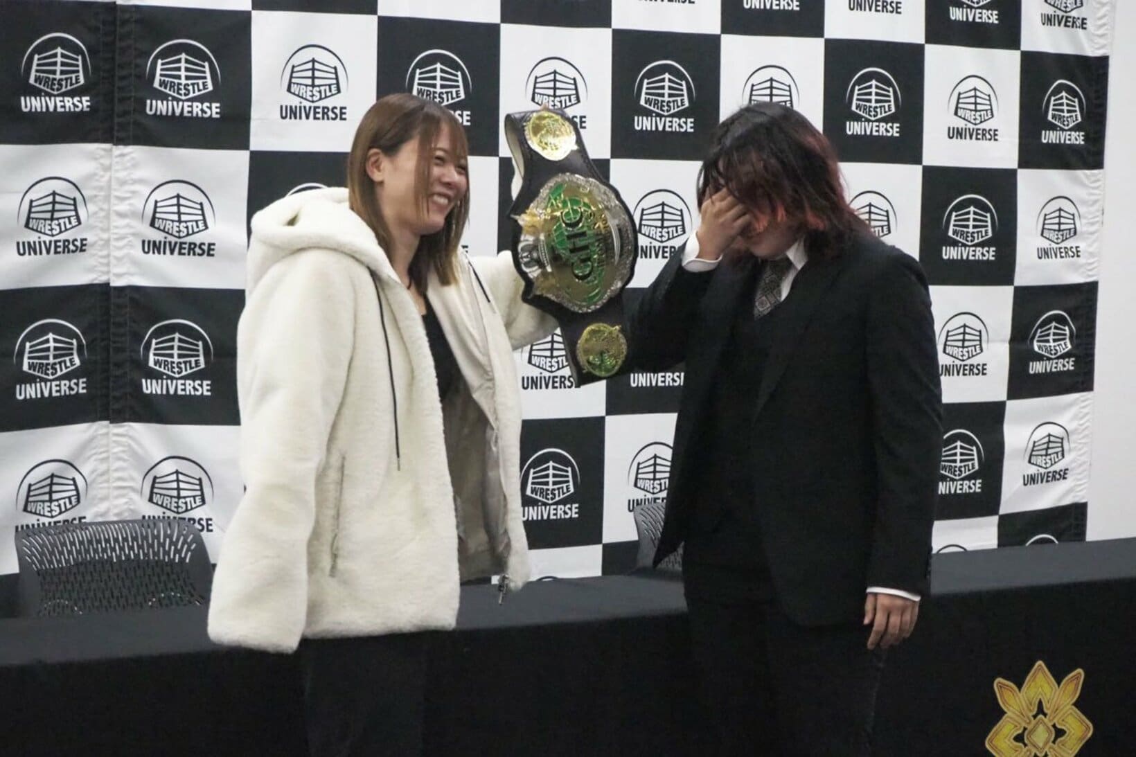 会見では挑戦者・林下詩美(右)が涙を流す場面も