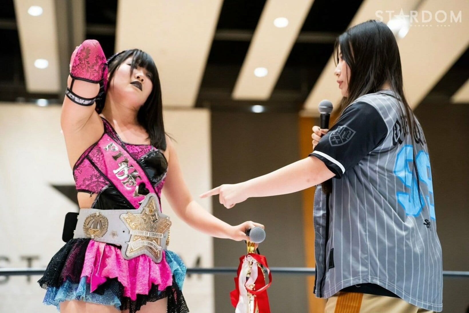 妃南(右)との王座戦を約束した吏南（©STARDOM）