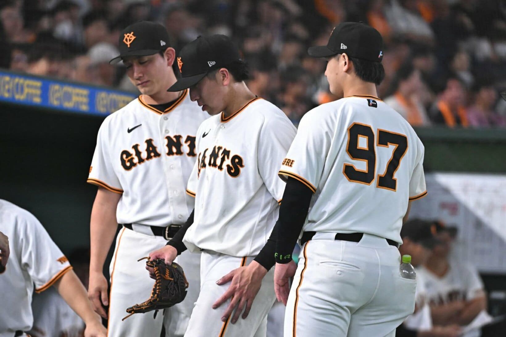 降板後、無失点だった先発・井上温大(右)に気遣われる巨人・大勢