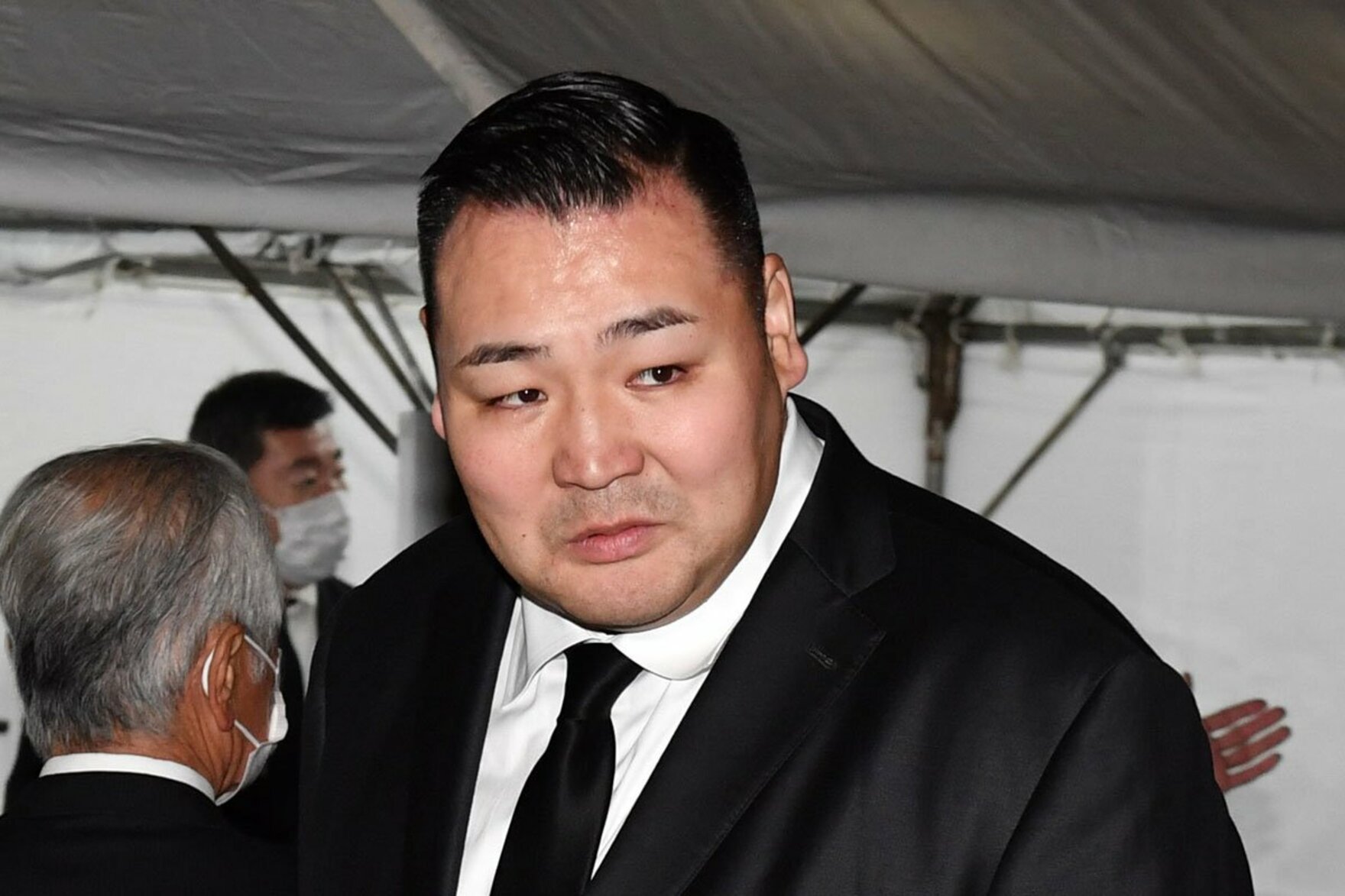 写真:【大相撲】元寺尾・錣山親方の通夜で鶴竜親方が涙「病院に行った時には意識がなくて…」 | 東スポWEB