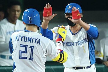 オールスター第２戦で犠飛を放った清宮を祝福する全パの新庄コーチ
