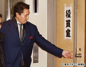  役員室に顔を出す貴乃花親方