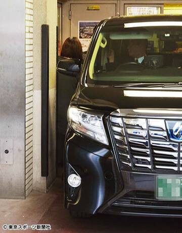  関係者に厳重ガードされ、足早に車に乗り込む文枝