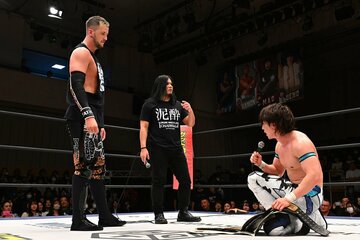 佐々木大輔（中央）と クリス・ブルックス（左）に挑戦を表明された上野勇希