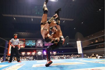  タイチ(左)をラスト・オブ・ドラゴンで沈めた鷹木