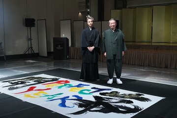 書道パフォーマンスを行ったＴＡＫＡＨＩＲＯと吉川壽一氏