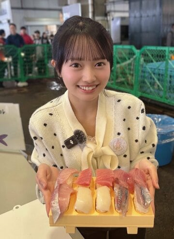 寿司を持ち笑顔のＡＫＢ４８・花田藍衣1（Ｃ）ＡＫＢ４８