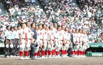 試合に勝利し整列する智弁和歌山の選手たち