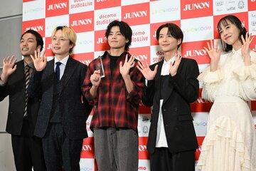 グランプリに輝いた大野礼音さん(中央)を祝う(左から)見取り図・盛山晋太郎、リリー、小池撤平、井桁弘恵