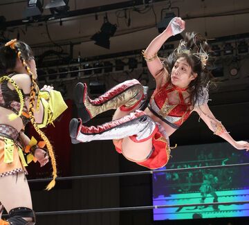 ドロップjキックを決める上原わかな