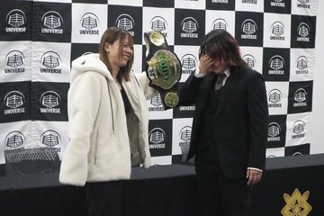 会見では挑戦者・林下詩美(右)が涙を流す場面も