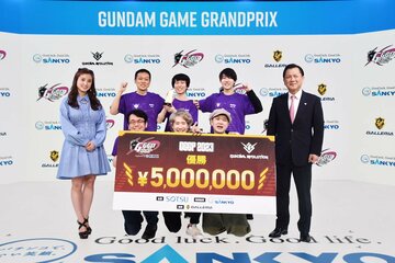 日本一に輝いた「ラファール」のメンバー（中央）。左は時田、右は株式会社ＳＡＮＫＹＯ・代表取締役副社長執行役員の富山一郎氏（©創通・サンライズ）