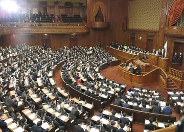 予算案が可決された衆院本会議場