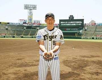  全国の球児たちに贈るための甲子園球場の土を集めた矢野監督（阪神タイガース提供）