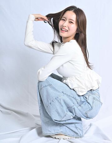 髪をかきあげる新山桃子