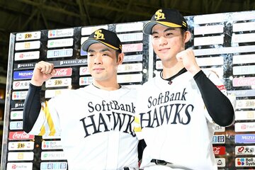 お立ち台でポーズを決める横浜高校OBコンビのソフトバンク・近藤健介（左）と庄子雄大