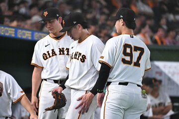 降板後、無失点だった先発・井上温大(右)に気遣われる巨人・大勢