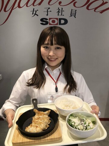  東スポ餃子定食を持ちニッコリ笑う椎菜アリス（東スポWeb）
